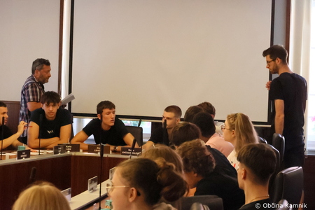 Kamniške dijakinje in dijaki v vlogi občinskih svetnikov na simulaciji odločanja (42)